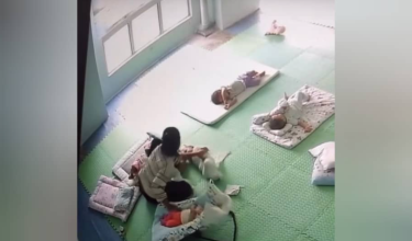 Tangkap layar rakaman kamera litar tertutup (CCTV) yang tular memaparkan seorang bayi dipercayai didera oleh pengasuh di sebuah taska