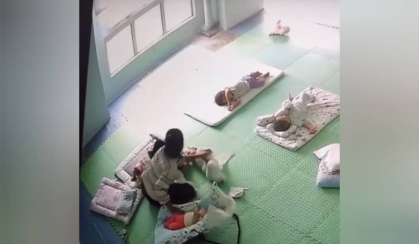 Tangkap layar rakaman kamera litar tertutup (CCTV) yang tular memaparkan seorang bayi dipercayai didera oleh pengasuh di sebuah taska
