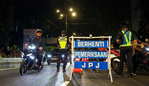 Anggota Jabatan Pengangkutan Jalan (JPJ) Kuala Lumpur memeriksa motosikal dan kenderaan lain dalam Op Pelbagai di Jalan Ampang/ BERNAMA