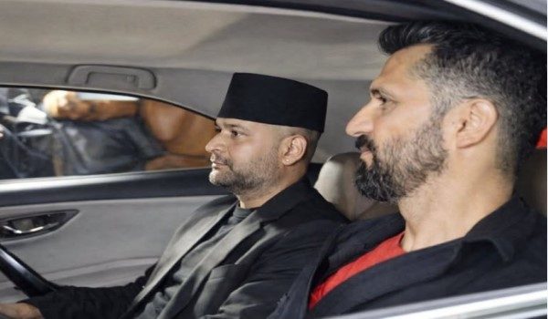 Pengerusi Parti Rastriya Swatantra (RSP), Rabi Lamichhane (kanan) bersama Datuk Bandar Kathmandu, Balendra Shah (kiri) /nepalpulse.com