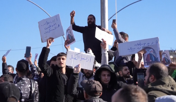 Antara penduduk yang menyertai protes di Latakia / REUTERS