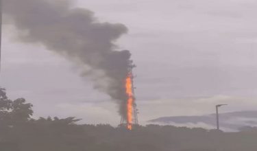 Foto kebakaran menara telekomunikasi yang dikongsi pengguna media sosial