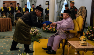 Raja Perlis, Tuanku Syed Sirajuddin Jamalullail berkenan menyampaikan watikah Menteri Besar Perlis kepada Ahli Dewan Undangan Negeri (ADUN) Kuala Perlis, Abu Bakar Hamzah pada Istiadat Pelantikan dan Mengangkat Sumpah Jawatan Menteri Besar Perlis di Istana Arau hari ini / BERNAMA