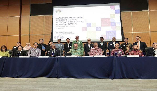 Datuk Seri Amir Hamzah Azizan, Menteri Kewangan II dan Datuk Seri Dr. Dzulkefly Ahmad, Menteri Kesihatan mempengerusikan bersama Jawatankuasa Bersama Peringkat Menteri untuk Kos Penjagaan Kesihatan Swasta (JBMKKS), di Sasana Kijang/ Foto FB KKM