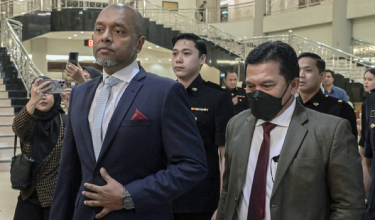 Bekas Ketua Pengarah Perisikan Pertahanan Datuk Mohd Razali Alias (kanan) didakwa di Mahkamah Sesyen di sini hari ini atas tiga pertuduhan menerima suapan / BERNAMA