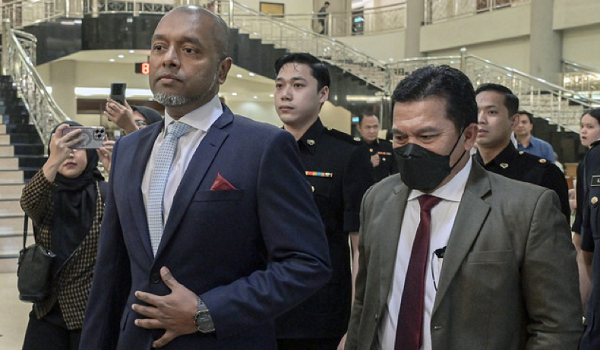Bekas Ketua Pengarah Perisikan Pertahanan Datuk Mohd Razali Alias (kanan) didakwa di Mahkamah Sesyen di sini hari ini atas tiga pertuduhan menerima suapan / BERNAMA