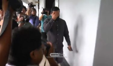 Mohd Rahmat Mat Yusoff dihadapkan ke Mahkamah Sesyen Kuala Lumpur atas tujuh pertuduhan gagal melaporkan pemberian suapan bagi membantu melepaskan warga asing daripada pemeriksaan JIM di KLIA