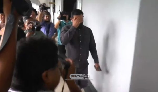 Mohd Rahmat Mat Yusoff dihadapkan ke Mahkamah Sesyen Kuala Lumpur atas tujuh pertuduhan gagal melaporkan pemberian suapan bagi membantu melepaskan warga asing daripada pemeriksaan JIM di KLIA