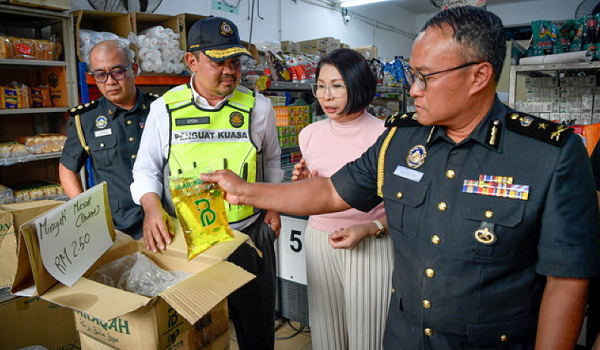 Pengarah Kementerian Perdagangan Dalam Negeri dan Kos Sara Hidup (KPDN) Selangor Muhamad Hanif Asa’ari (dua, kiri) memeriksa bekalan minyak masak ketika Operasi KPDN Selangor bersama Suruhanjaya Syarikat Malaysia (SSM) Selangor ke atas premis perniagaan yang diuruskan oleh warga asing di Seksyen 25, Shah Alam hari ini.