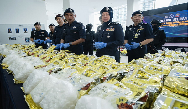 Ketua Polis Kuala Lumpur, Datuk Fadil Marsus (tiga, kanan) menunjukkan dadah jenis syabu yang dirampas/ Foto BERNAMA