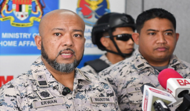 Pengarah Agensi Penguatkuasaan Maritim Malaysia (APMM) Kelantan Kepten Maritim Erwan Shah Soahdi (kiri)/ Foto BERNAMA