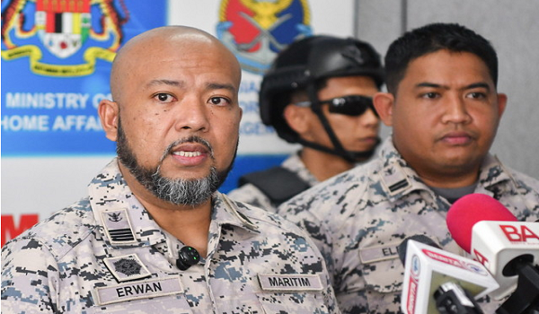 Pengarah Agensi Penguatkuasaan Maritim Malaysia (APMM) Kelantan Kepten Maritim Erwan Shah Soahdi (kiri)/ Foto BERNAMA