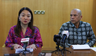Menteri di Jabatan Perdana Menteri (Wilayah Persekutuan) Hannah Yeoh (kiri) bersama Menteri Perdagangan Dalam Negeri dan Kos Sara Hidup Datuk Armizan Mohd Ali