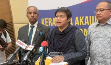 Datuk Seri Azalina Othman Said (tengah)