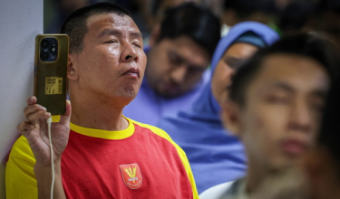 Warga Orang Kurang Upaya (OKU) penglihatan yang hadir tekun mengikuti sesi perjumpaan bersama Menteri Komunikasi, Datuk Fahmi Fadzil, di Kompleks Persatuan Orang Buta Malaysia (MAB) hari ini.