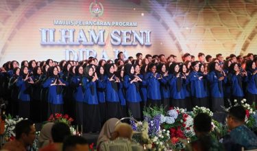 200 pelajar sekolah terpilih menyertai Program Ilham Seni Diraja kebudayaan membuat persembahan pada Majlis Pelancaran Program Ilham Seni Diraja/ BERNAMA