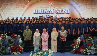 Raja Permaisuri Agong, Raja Zarith Sofiah (tengah) berkenan bergambar bersama pelajar sekolah yang terpilih menyertai Program Ilham Seni Diraja/ BERNAMA