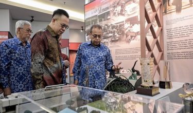 Steven Sim meluangkan masa melawat Muzium ANGKASA ketika mengadakan lawatan rasmi ke Angkatan Koperasi Kebangsaan Malaysia Berhad (ANGKASA)/ BERNAMA