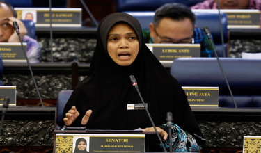 Timbalan Menteri di Jabatan Perdana Menteri (Hal Ehwal Agama) Senator Marhamah Rosli ketika sesi pertanyaan-pertanyaan dan jawab lisan pada Mesyuarat Pertama, Penggal Kelima Parlimen ke-15 Dewan Rakyat di Bangunan Parlimen hari ini/ Foto BERNAMA