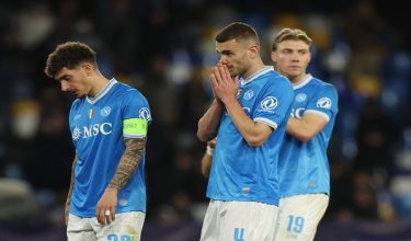 Pemain Napoli, Alessandro Buongiorno (kiri) dan Giovanni Di Lorenzo kelihatan kecewa selepas tamat perlawanan/ REUTERS