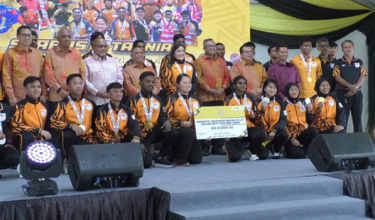 Menteri Besar Perak, Datuk Seri Saarani Mohamad bergambar bersama barisan atlet atlet negeri Perak 
yang berjaya menyumbang pingat ketika Sukan SEA Thailand 2025/ RTM