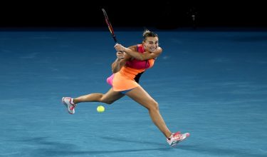 Pemain tenis nombor satu dunia dari Belarus, Aryna Sabalenka beraksi semasa separuh akhir Terbuka Australia menentang pemain Ukraine, Elina Svitolina/ REUTERS