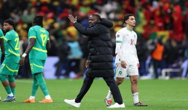 Jurulatih Senegal, Pape Thiaw, memberi isyarat kepada pemainnya untuk meninggalkan padang selepas penalti diberikan kepada Maghribi/ REUTERS