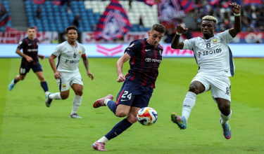 Pemain JDT, Oscar Pasero Arribas (dua, kanan) dikawal ketat pemain Shan United FC Mark Sekyi (kanan) pada Kejohanan Kelab Bola Sepak ASEAN (ACC) Piala Shopee di Stadium Sultan Ibrahim/ BERNAMA