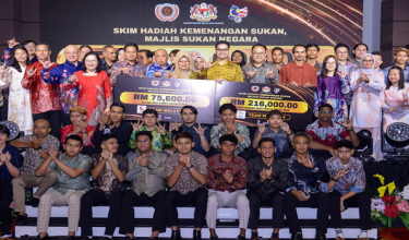 Menteri Belia dan Sukan Dr Mohammed Taufiq Johari (tengah) bergambar bersama para penerima anugerah pada majlis Anugerah Sukan Pekak Negara di Majlis Sukan Negara hari ini/ BERNAMA