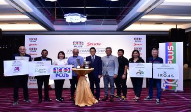 Datuk Raffiq Md Ariff dan Takuya Ono bersama penaja-penaja Kejohanan Golf Remaja 100PLUS SRIXON 2024