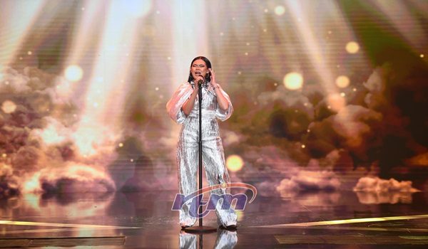 Dhania ketika menyanyikan lagu berjudul House of The Rising Sun/Foto RTM