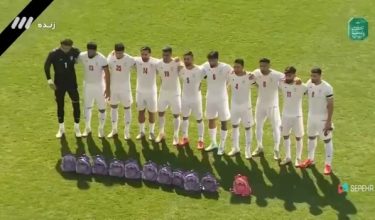 Pemain Iran memakai lilitan hitam dan membawa beg sekolah sebagai penghormatan kepada mangsa serangan udara sebelum aksi menentang Nigeria di Belek Turkiye/Foto AFP