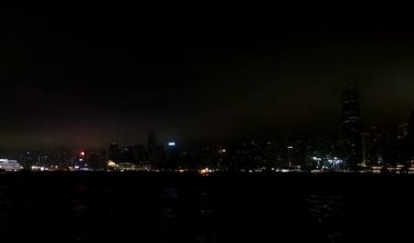 Bangunan pencakar langit di sekitar Victoria Harbour memadamkan lampu selama satu jam sebagai menyokong kempen Earth Hour/ REUTERS