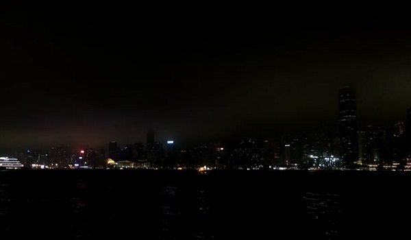 Bangunan pencakar langit di sekitar Victoria Harbour memadamkan lampu selama satu jam sebagai menyokong kempen Earth Hour/ REUTERS