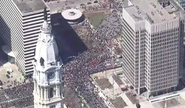 Ratusan penunjuk perasaan berarak di bandar Philadelphia bagi membantah Presiden Amerika Syarikat Donald Trump serta dasar pentadbirannya/ REUTERS