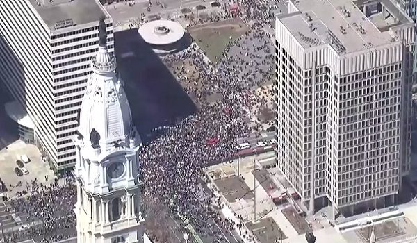 Ratusan penunjuk perasaan berarak di bandar Philadelphia bagi membantah Presiden Amerika Syarikat Donald Trump serta dasar pentadbirannya/ REUTERS