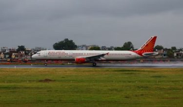 Operasi penerbangan Air India hampir lumpuh akibat peningkatan kos bahan api. /REUTERS