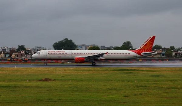 Operasi penerbangan Air India hampir lumpuh akibat peningkatan kos bahan api. /REUTERS