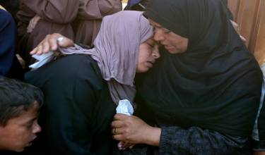 Penduduk meratapi pemergian kanak-kanak Palestin, Adel Al-Najjar dalam serangan rejim Zionis/ Foto REUTERS
