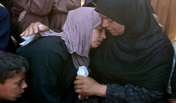 Penduduk meratapi pemergian kanak-kanak Palestin, Adel Al-Najjar dalam serangan rejim Zionis/ Foto REUTERS