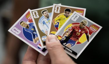 Pekerja mempamerkan kad koleksi menampilkan (dari kiri) pemain Perancis Kylian Mbappé, Argentina Lionel Messi, Colombia Luis Díaz dan Sepanyol Lamine Yamal sempena Piala Dunia FIFA 2026 / Foto AFP