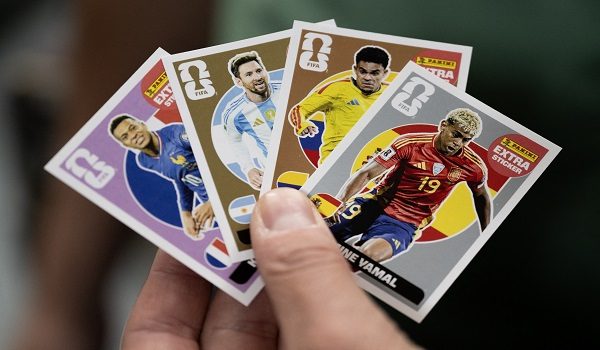 Pekerja mempamerkan kad koleksi menampilkan (dari kiri) pemain Perancis Kylian Mbappé, Argentina Lionel Messi, Colombia Luis Díaz dan Sepanyol Lamine Yamal sempena Piala Dunia FIFA 2026 / Foto AFP