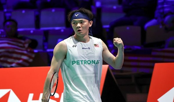 Pemain perseorangan lelaki negara, Lee Zii Jia menampilkan aksi bertenaga apabila menewaskan pemain Jepun, Koki Watanabe 21-13, 21-19 dalam aksi Kumpulan B Piala Thomas 2026 di Forum Horsens, Denmark/Foto BERNAMA
