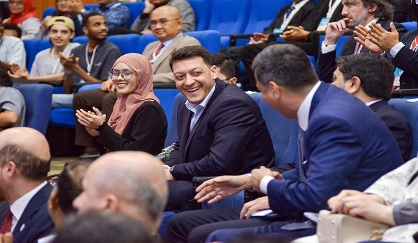 Bekas pemain bola sepak professional Mesut Ozil (tengah) / Foto BERNAMA