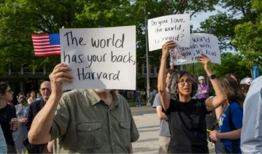 Orang ramai menyertai perhimpunan Harvard Students for Freedom di kampus Universiti Harvard, Boston, Massachusetts. Perhimpunan itu diadakan sebagai tanda solidariti terhadap pelajar antarabangsa di tengah ketegangan politik yang melibatkan universiti berkenaan.