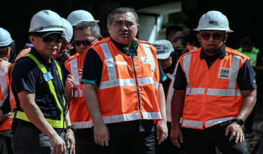 Menteri Pengangkutan Anthony Loke (dua, kanan) meninjau lokasi insiden tren Transit Aliran Ringan (LRT) yang tergelincir berhampiran Stesen Chan Sow Lin hari ini