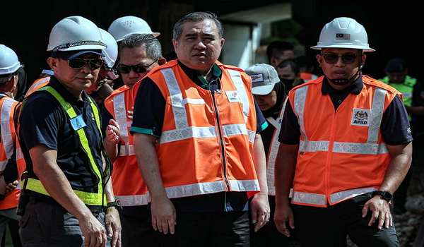 Menteri Pengangkutan Anthony Loke (dua, kanan) meninjau lokasi insiden tren Transit Aliran Ringan (LRT) yang tergelincir berhampiran Stesen Chan Sow Lin hari ini