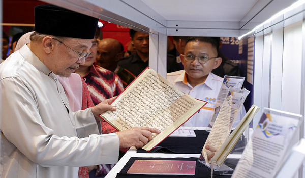 Perdana Menteri Datuk Seri Anwar Ibrahim melihat sebuah manuskrip kitab lama yang dipamerkan pada Pesta Buku Antarabangsa Kuala Lumpur (PBAKL) 2026 di Pusat Dagangan Dunia Kuala Lumpur (WTCKL) hari ini/BERNAMA