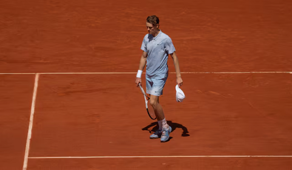 Sinner tewas 6-3, 6-2, 5-7, 1-6 dan 1-6 kepada  Juan Manuel Cerundolo