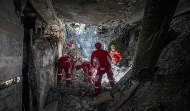 Anggota penyelamat menyelongkar runtuhan di dalam kompleks penjara Evin di Tehran bagi menyelamatkan mangsa. Foto AFP